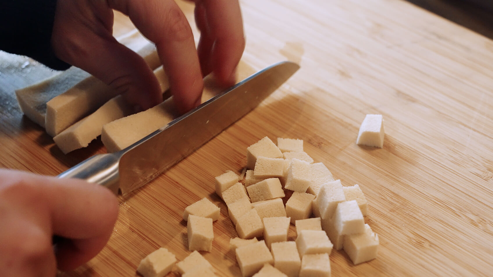 高野豆腐をさいの目に切る