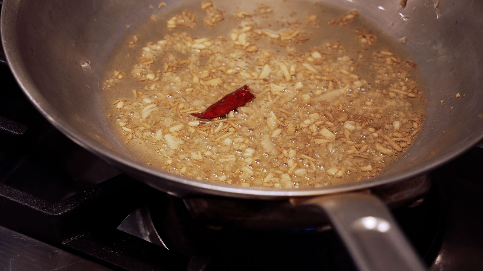 きつね色になる前に唐辛子を入れる