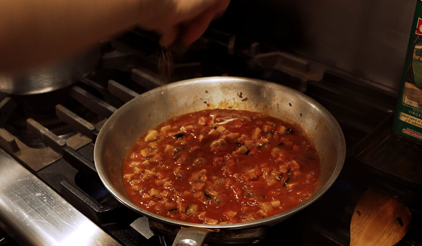 オレガノ、ナツメグを入れる