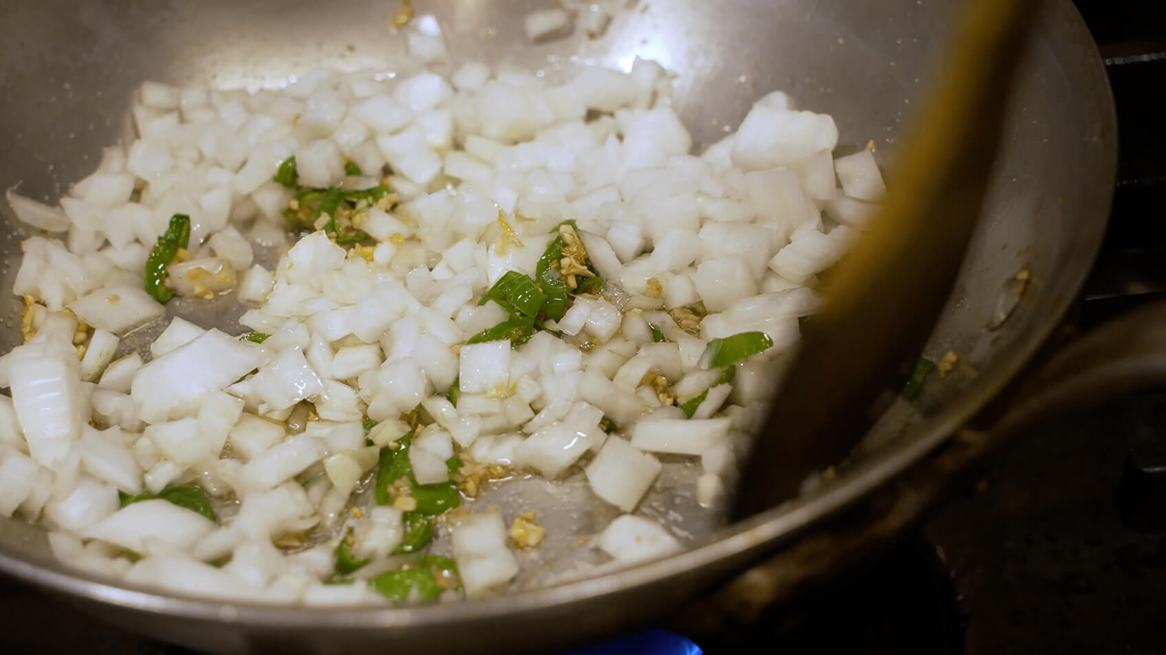 塩を振って玉ねぎを炒める