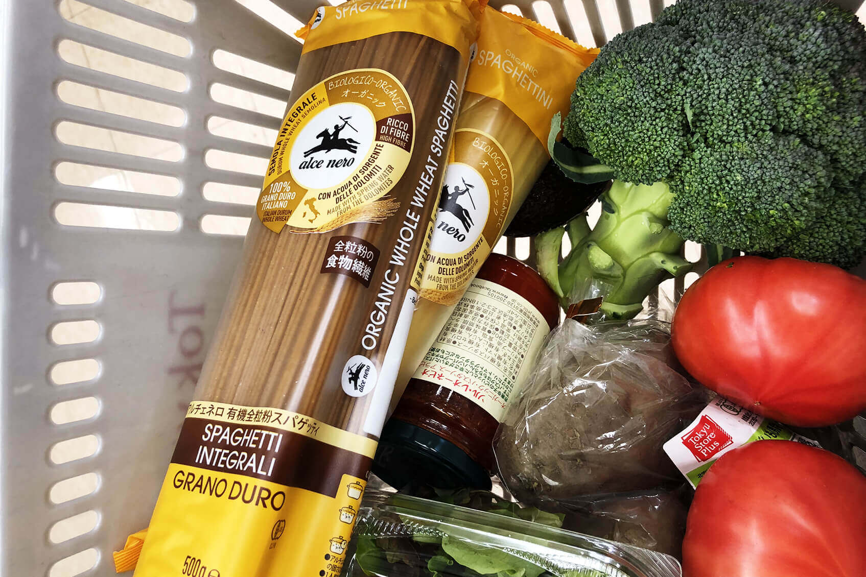 東急ストアのオーガニック食品コーナーで無添加食品を選ぶ様子